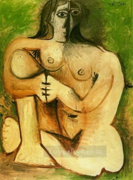パブロ・ピカソ Painting - 緑の背景にしゃがむ裸の女性 1960 パブロ・ピカソ